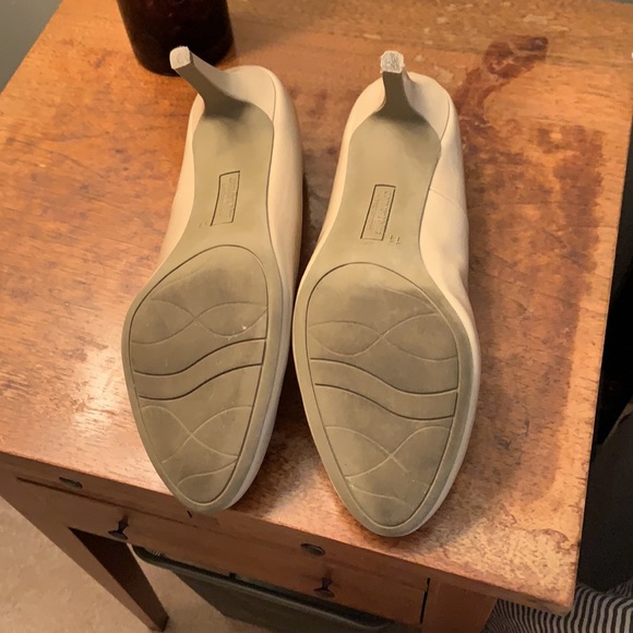 Size 11 tan patent leather like shoe - Picture 3 of 8